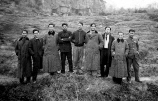 1939年春，部分漫画宣传队员在桂林。右起：张乐平、宣文杰、特伟、麦非、叶浅予、陆志庠、黄茅、陶谋基、叶冈。.tif